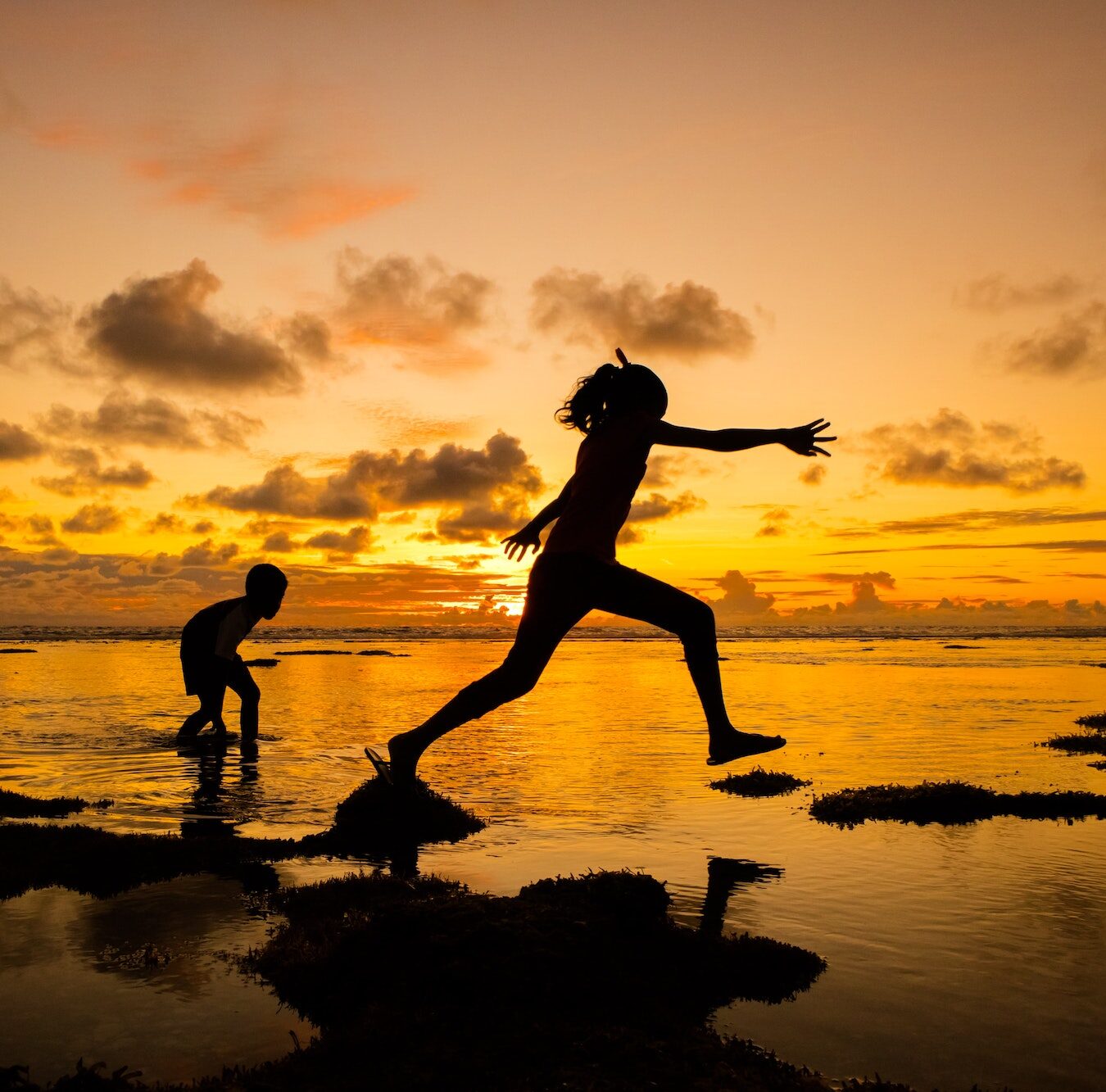 urvertrauen-sonnenuntergang-kinder